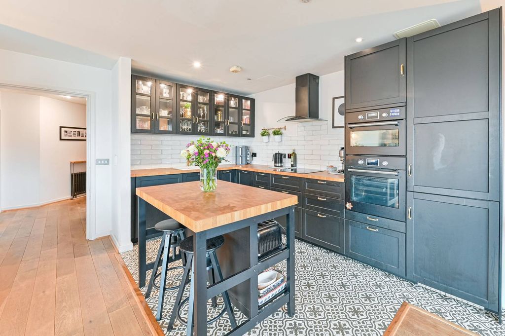 Property photo 3 of 28