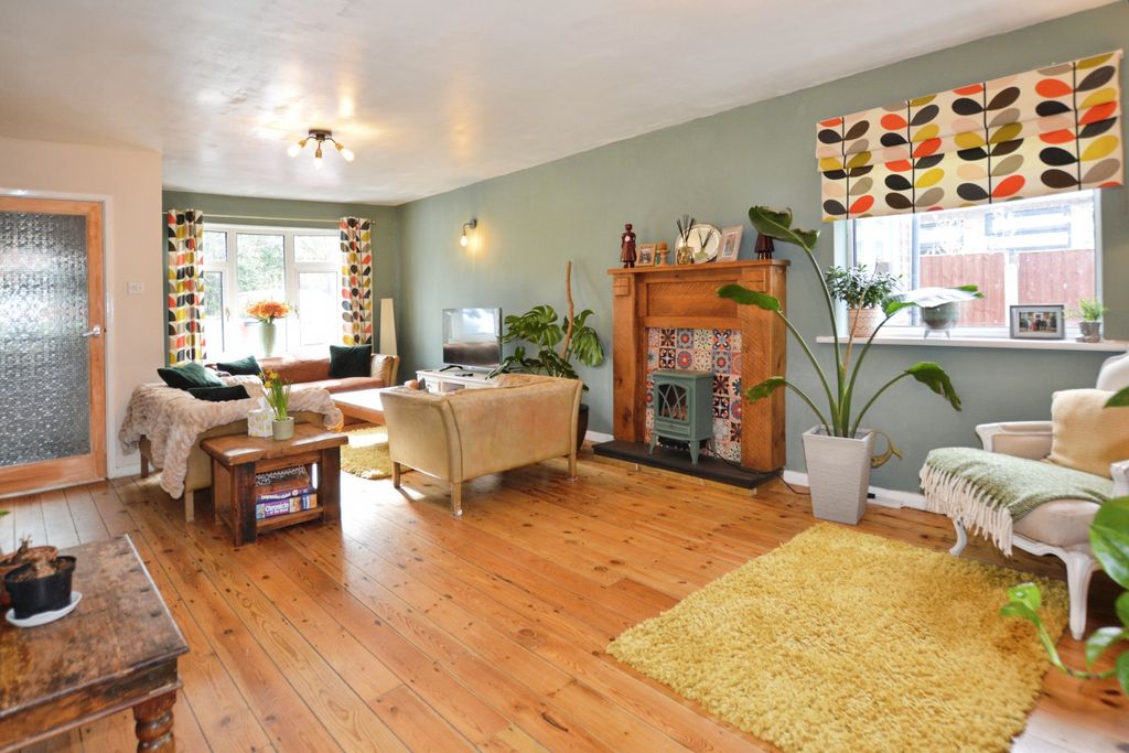 Property photo 3 of 17 Lounge