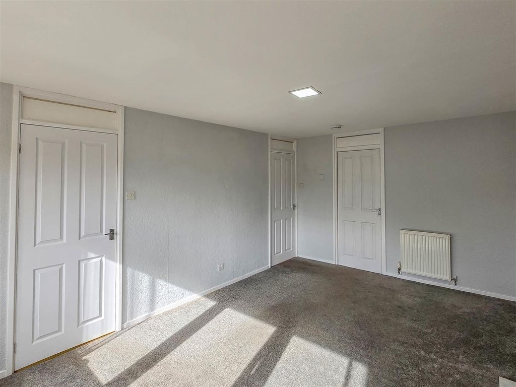 Property photo 3 of 16 Lounge