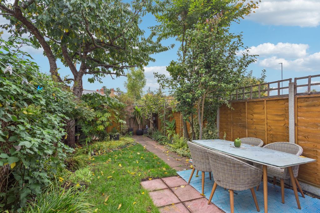 Property photo 2 of 22 Garden