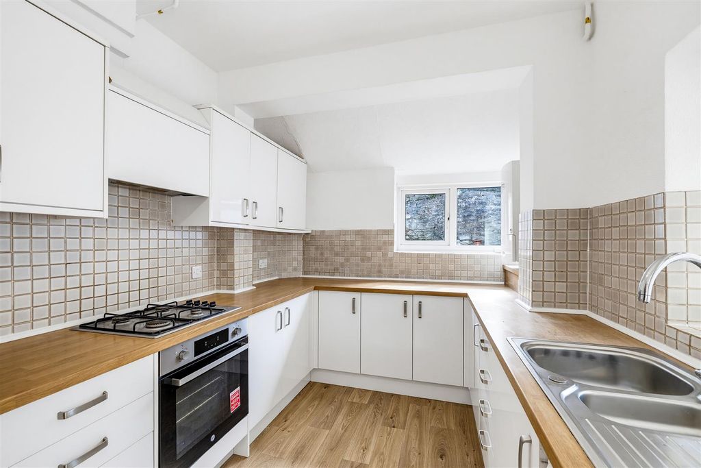 Property photo 3 of 12 Kitchen