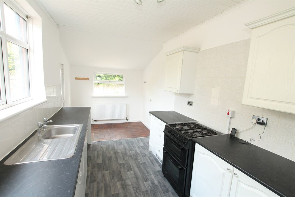 Property photo 3 of 11 Kitchen