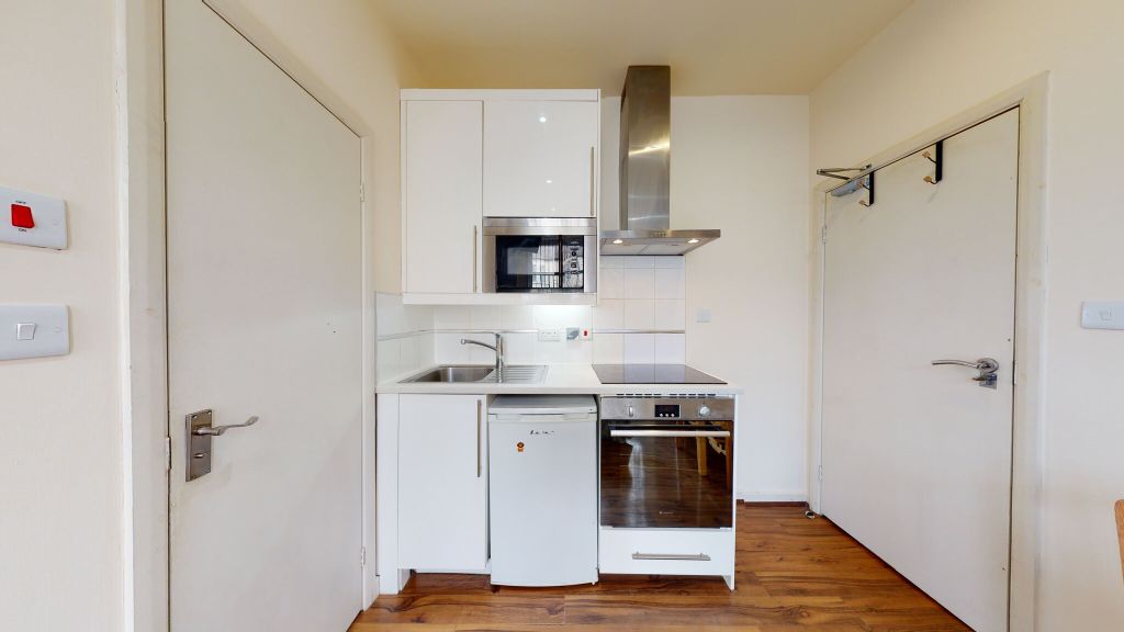 Property photo 2 of 8 Kitchen