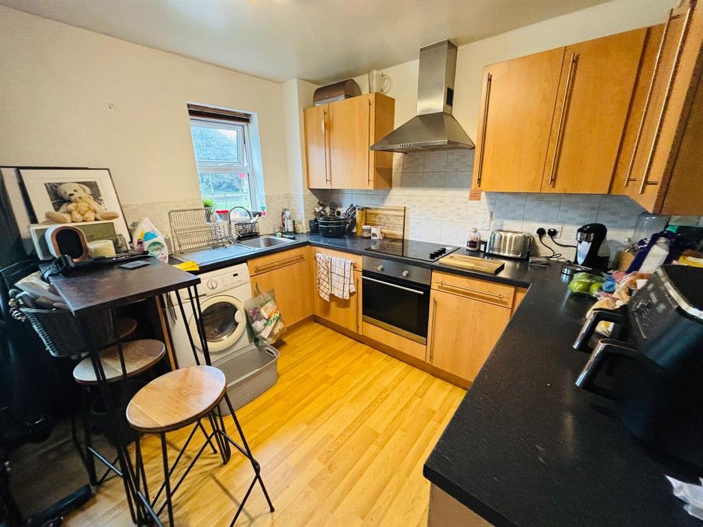 Property photo 3 of 8 Fitted Kitchen: