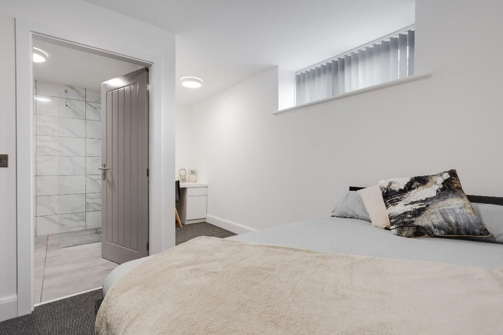 Property photo 3 of 11 This Inviting Double Bedroom Features A Spacious l...