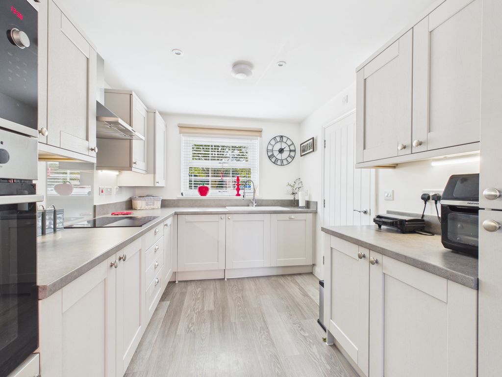 Property photo 3 of 19 Kitchen