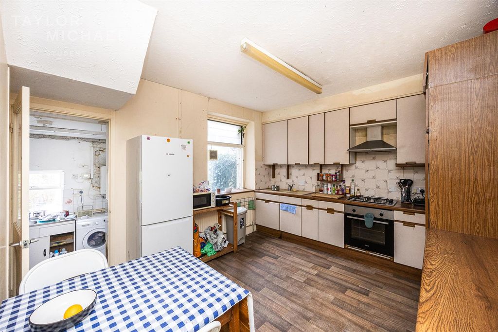 Property photo 2 of 10 Kitchen