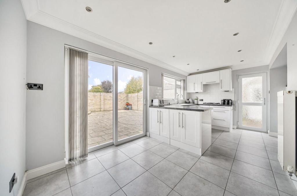 Property photo 2 of 14 1356373-12-68ce7E...