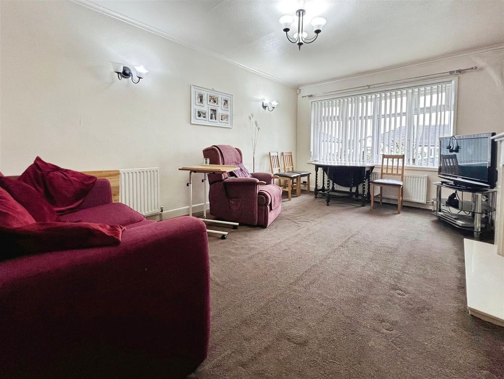 Property photo 3 of 19 Lounge