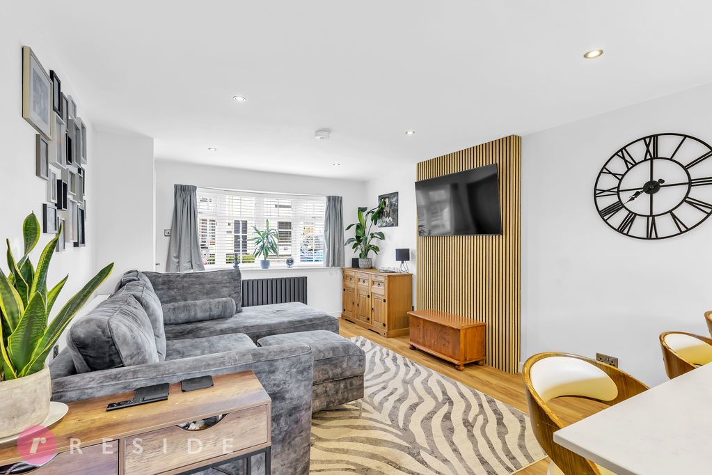 Property photo 2 of 17 Lounge