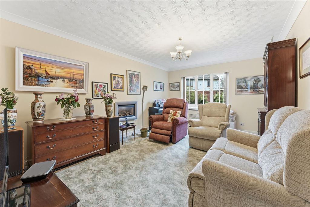 Property photo 3 of 22 Lounge