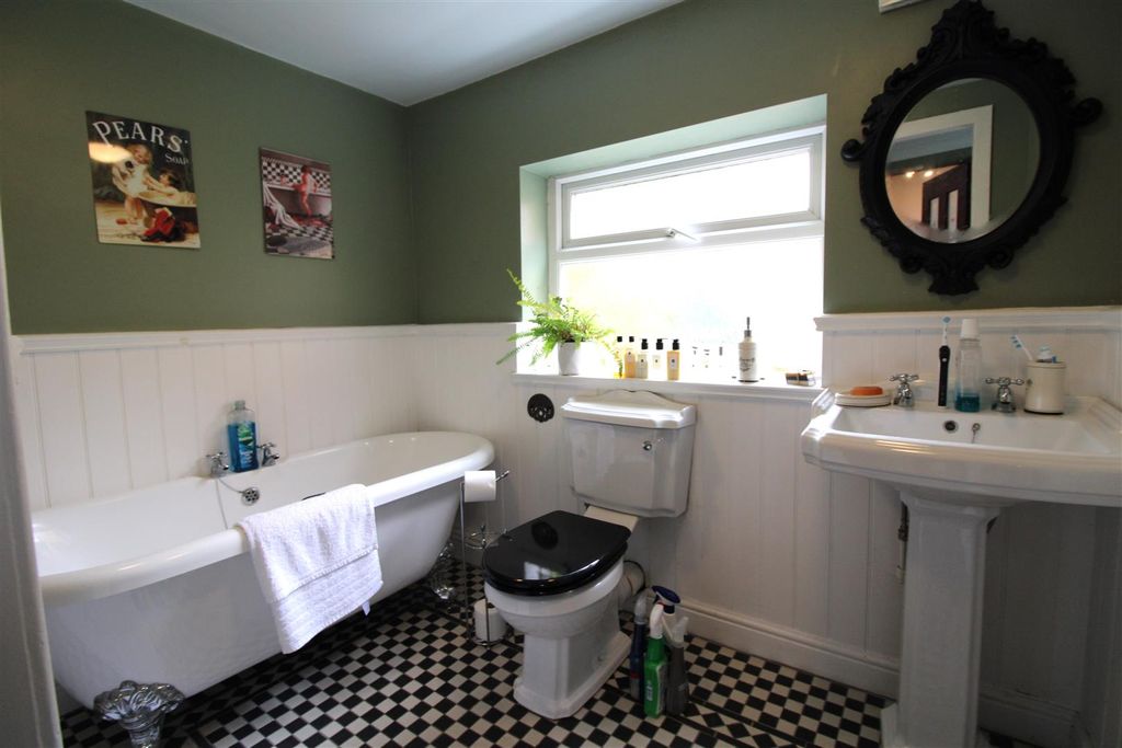 Property photo 3 of 9 c.Bth.Jpg