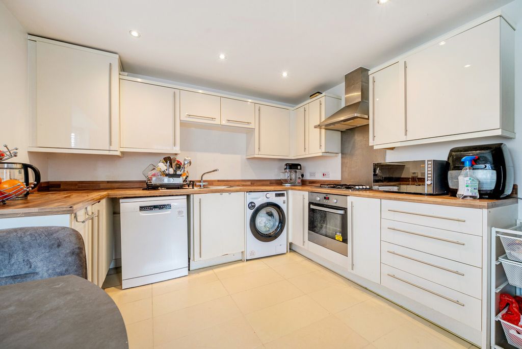 Property photo 2 of 24 1403014-11-697761...