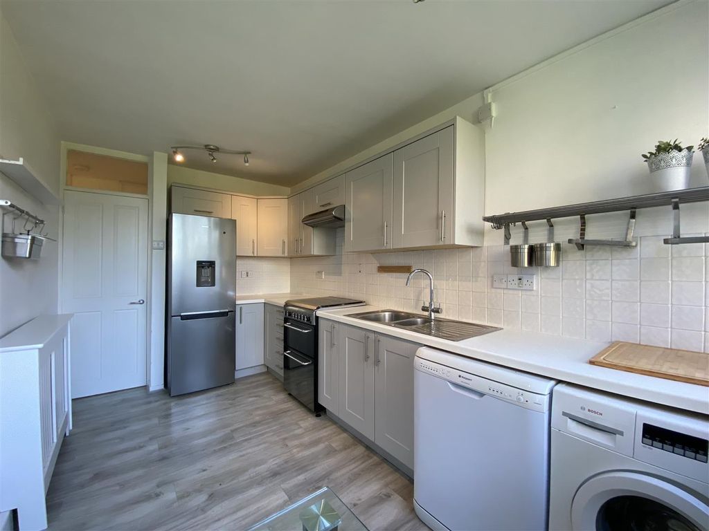 Property photo 2 of 15 Winterfold Close