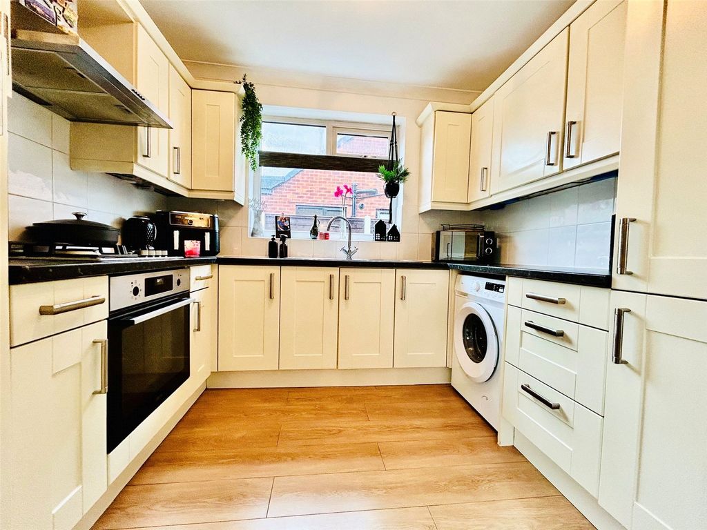 Property photo 3 of 17 Kitchen