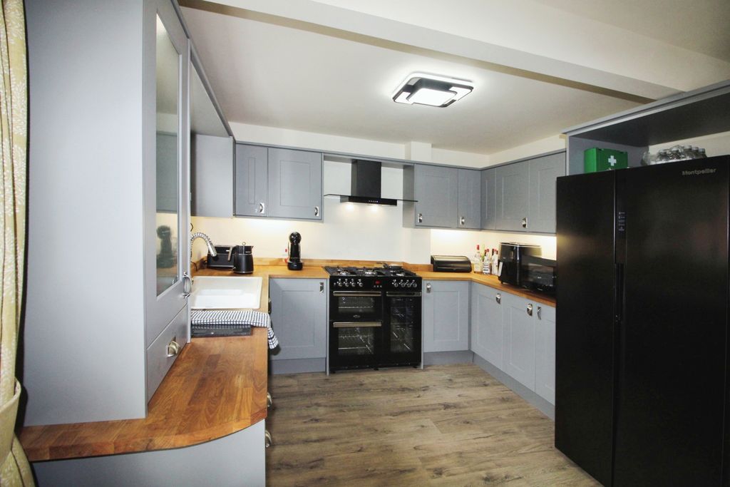 Property photo 3 of 20 Kitchen..Jpg