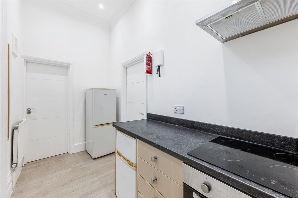 Property photo 3 of 7 Flat 2, 14 Alfred Road-4.Jpg