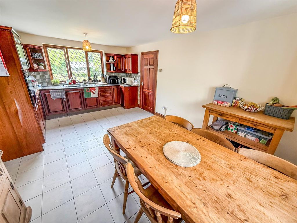 Property photo 3 of 16 Kitchen/ Dining Room