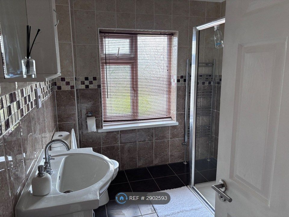 Property photo 3 of 8 Your Own En-Suite Shower Room
