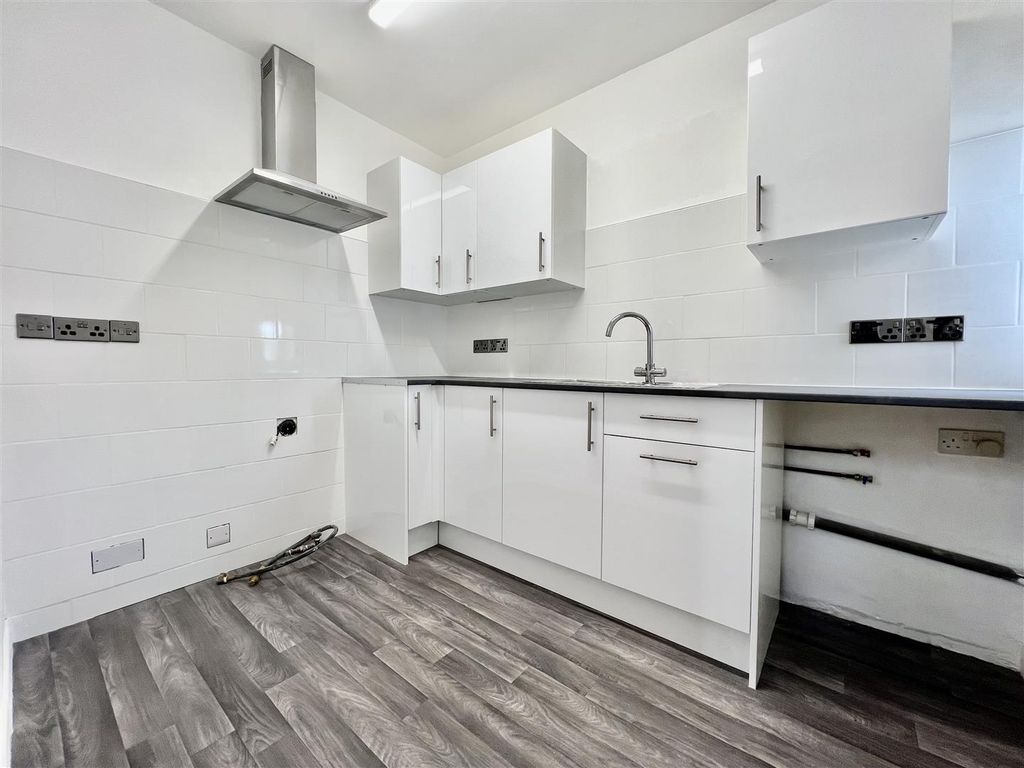 Property photo 2 of 12 Kitchen