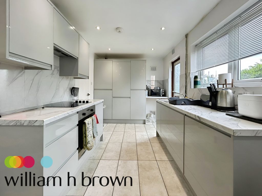 Property photo 2 of 9 Kitchen