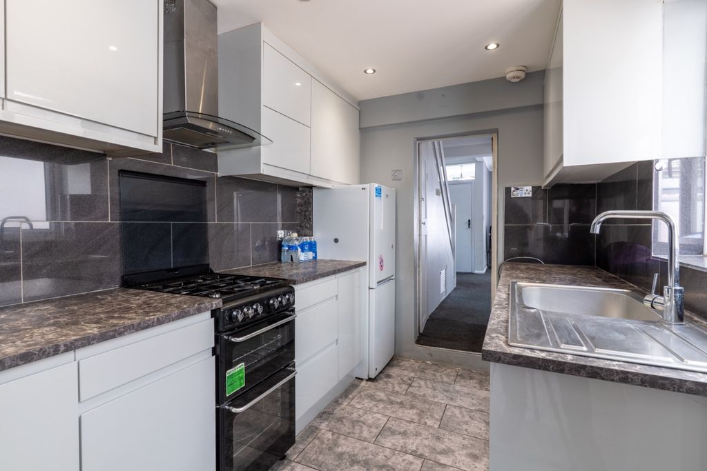 Property photo 2 of 18 5143921