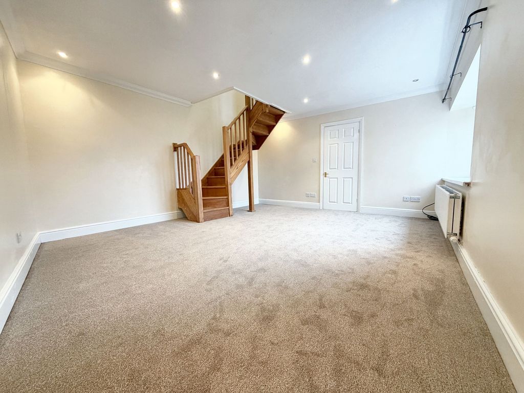 Property photo 2 of 14 Lounge