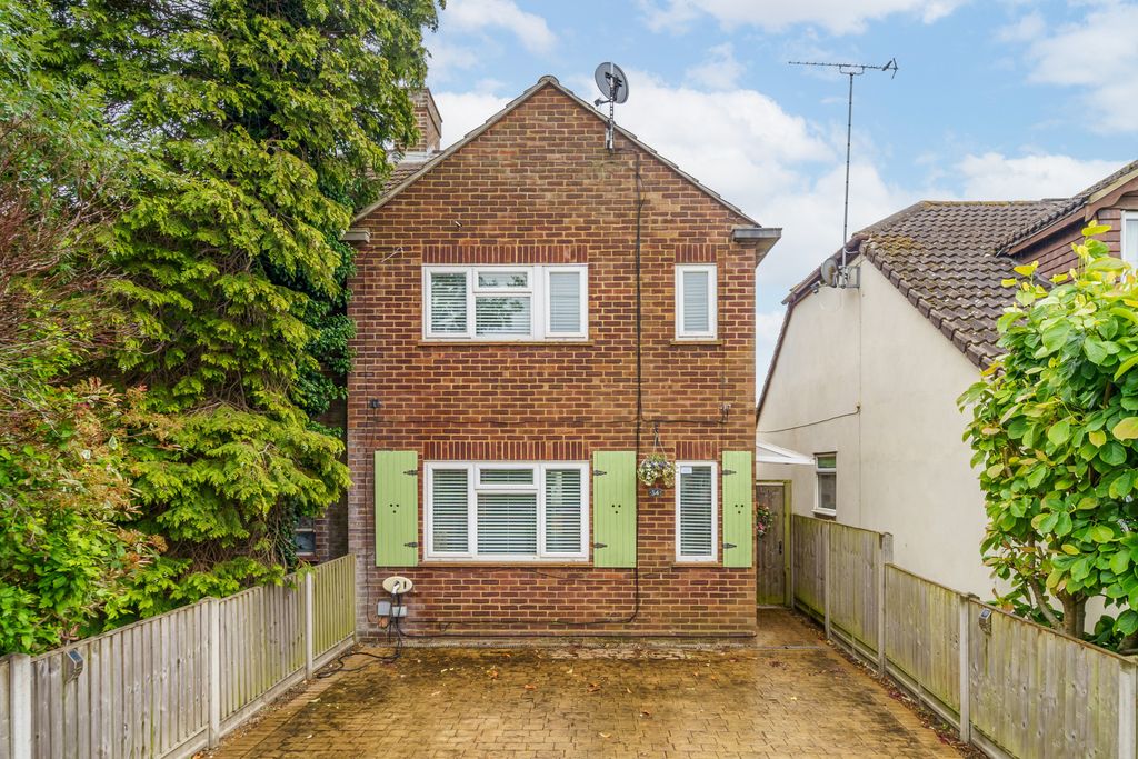 Property photo 1 of 19 34 Glenfield Road External Shot