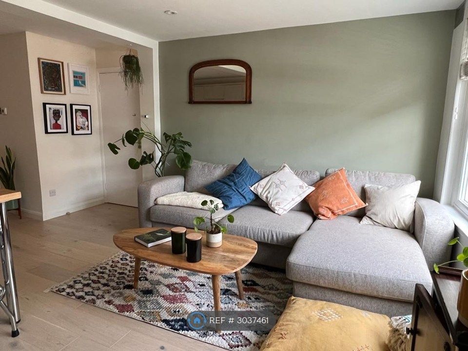 Property photo 2 of 16 Bright Living Room Area
