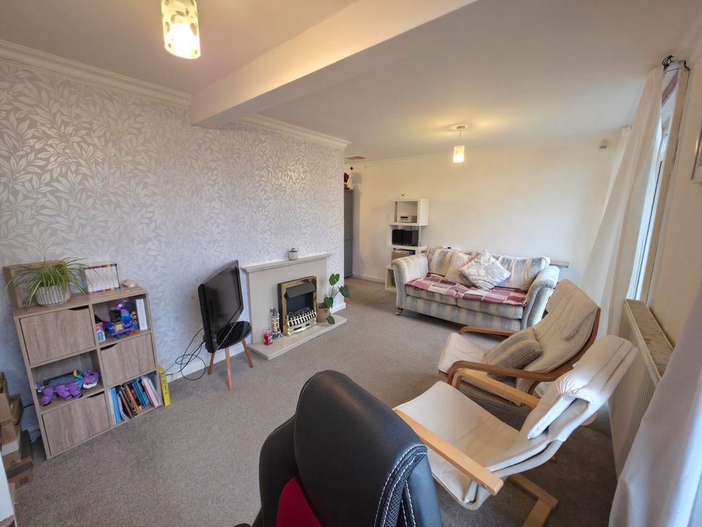 Property photo 3 of 11 Lounge