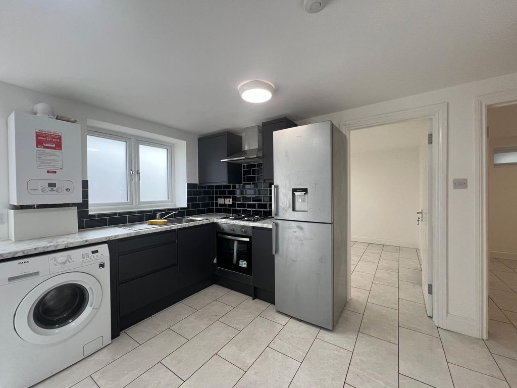 Property photo 1 of 8 Three Bedroom Ground Floor Flat Ideal For Working Student Couples- £2200