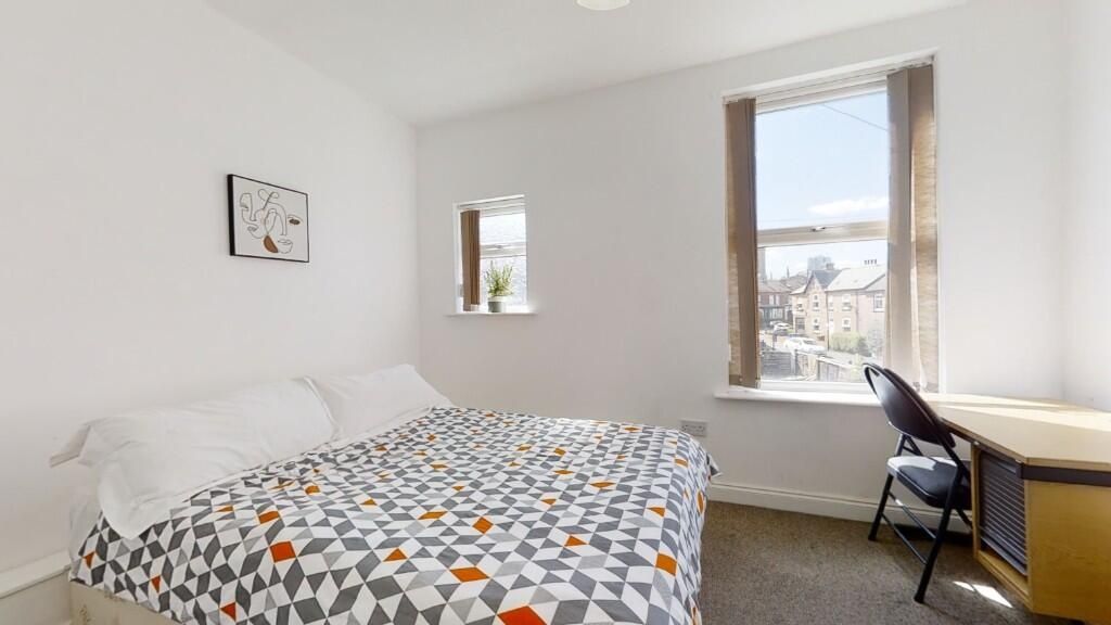 Property photo 2 of 9 A Bright And Neatly Presented Double Bedroom Featu...