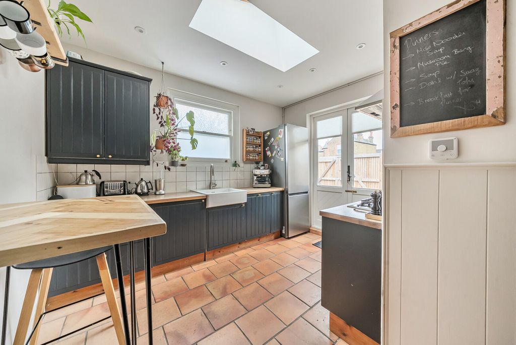 Property photo 3 of 17 Kitchen