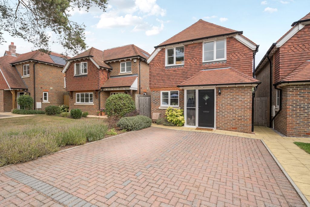 Property photo 1 of 12 1340081-2-689Db56...