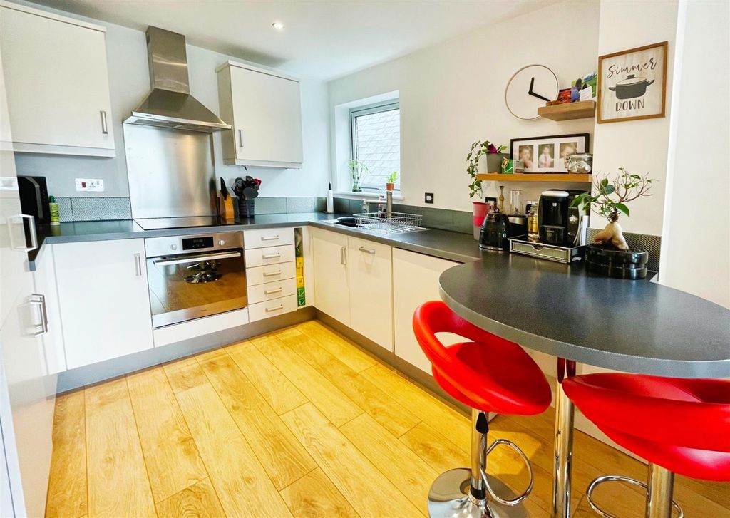 Property photo 3 of 13 Kitchen Area