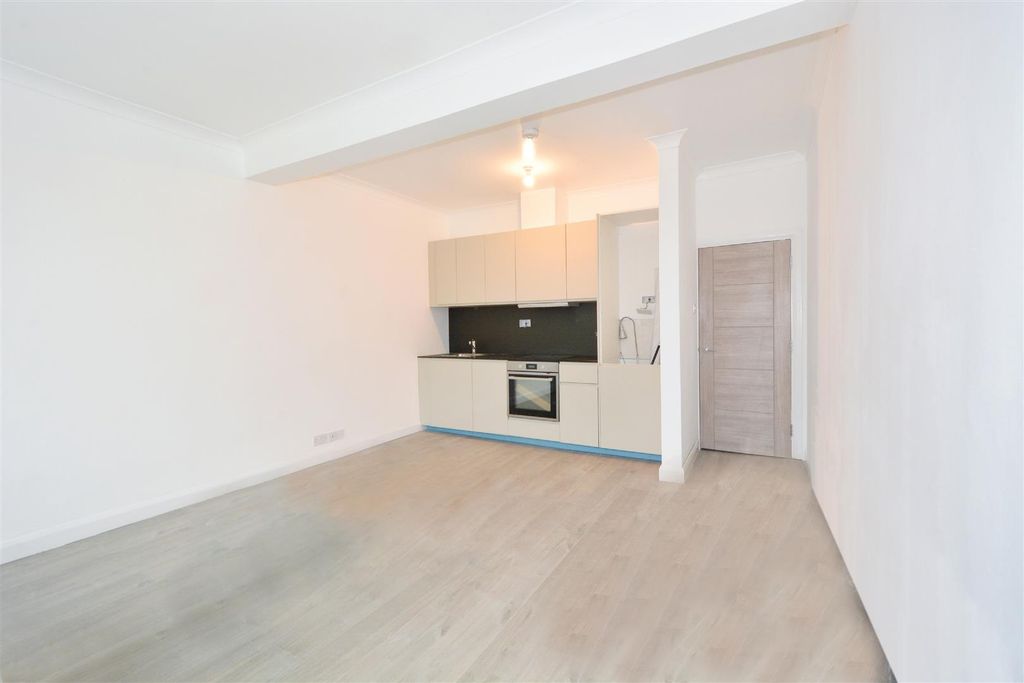 Property photo 2 of 11 Reception/Kitchen