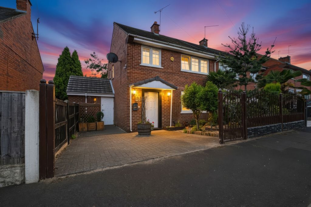 Property photo 1 of 34 Twilight 01