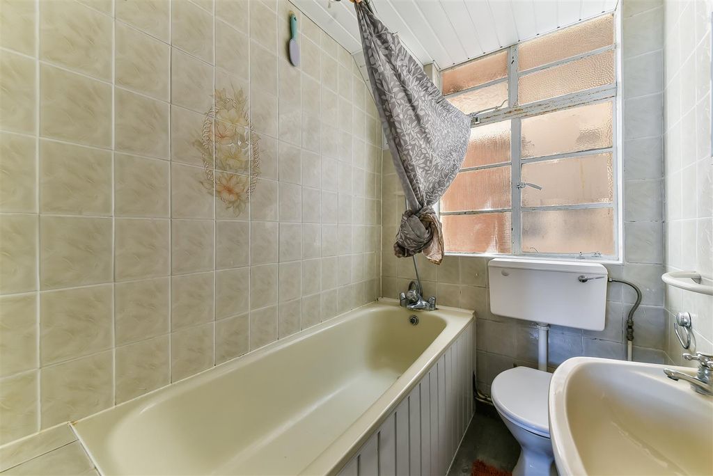 Property photo 3 of 8 Westbourne Court, 36- (6).Jpg