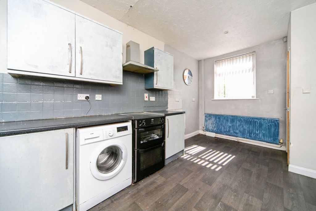 Property photo 3 of 17 Kitchen