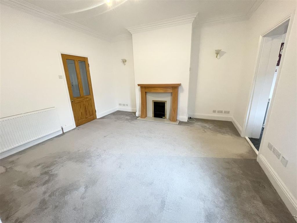 Property photo 3 of 8 Lounge