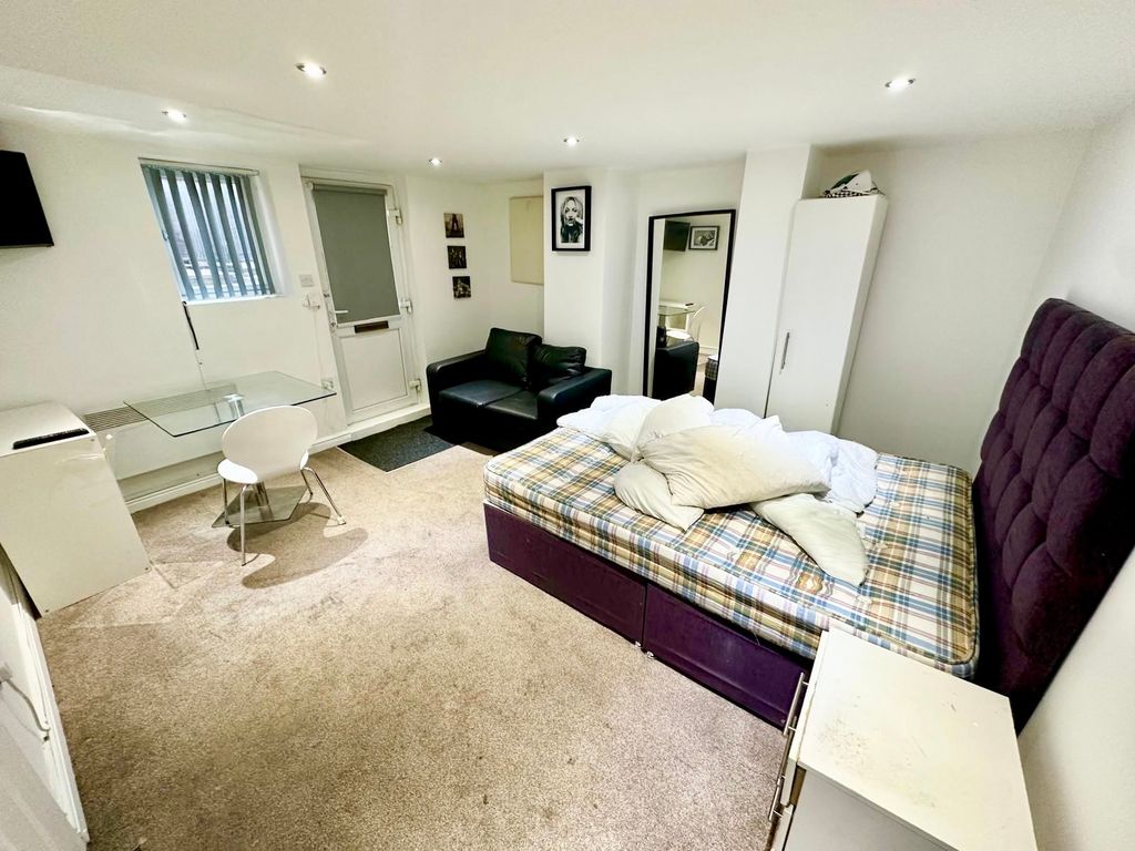 Property photo 1 of 7 Bedroom 1