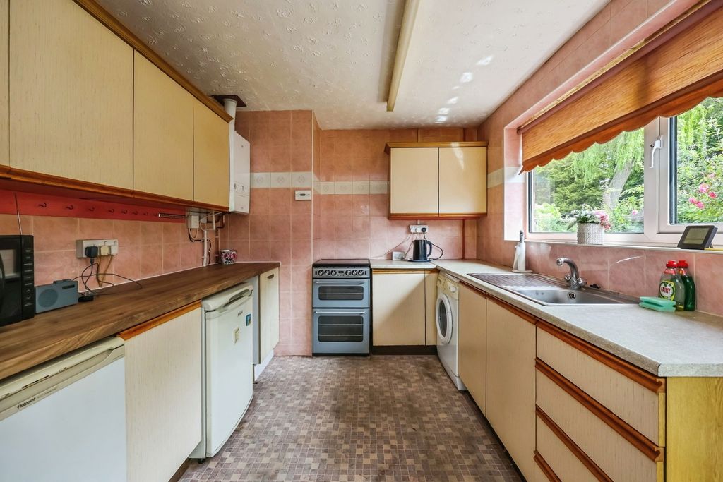 Property photo 3 of 17 Fitted Kitchen