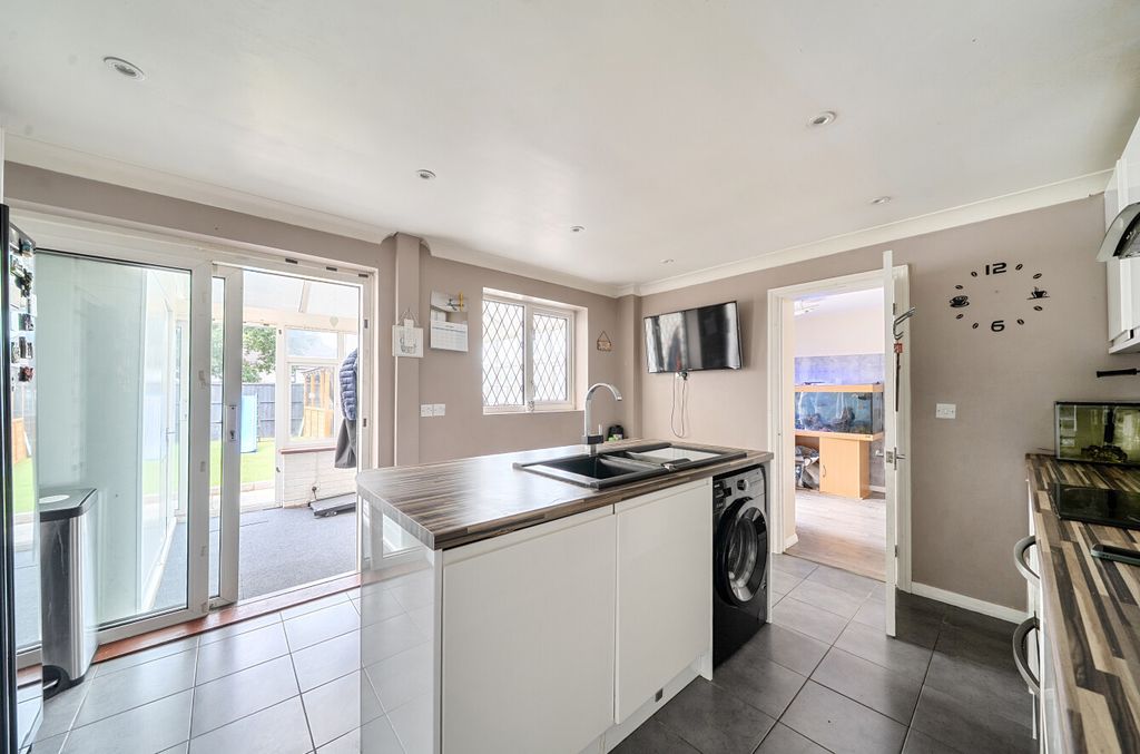 Property photo 3 of 11 1479190-18-6A313B...