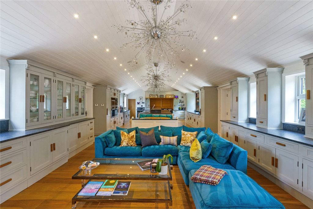 Property photo 2 of 31 Picture No. 11