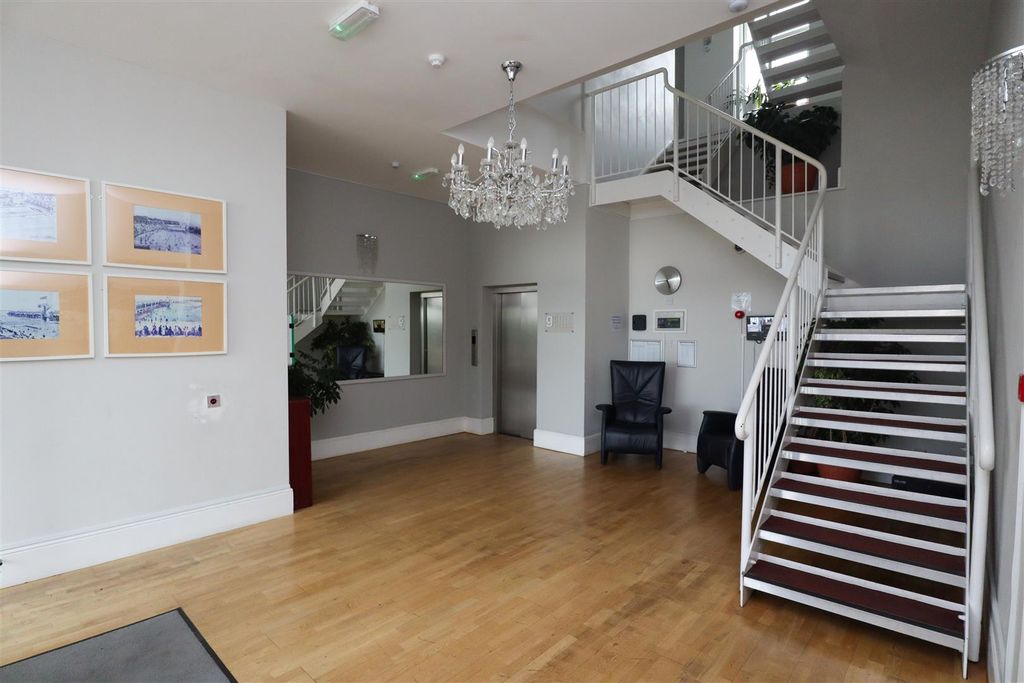 Property photo 2 of 15 Entrance Hall