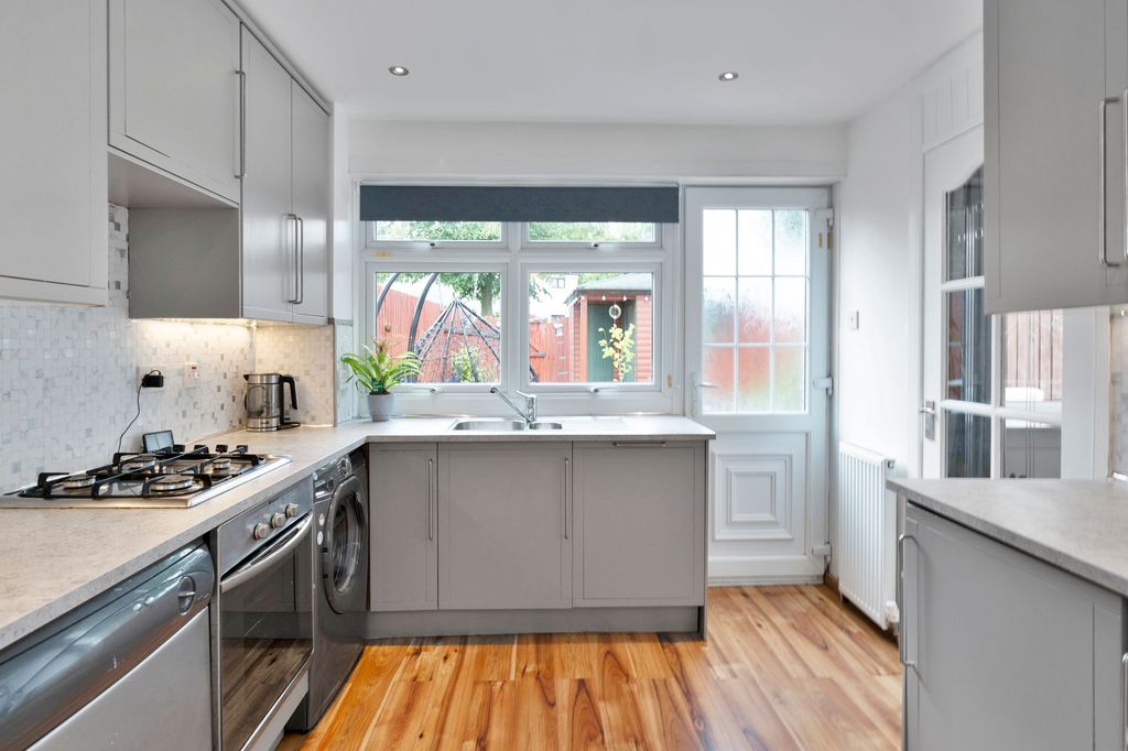 Property photo 3 of 40 Kitchen