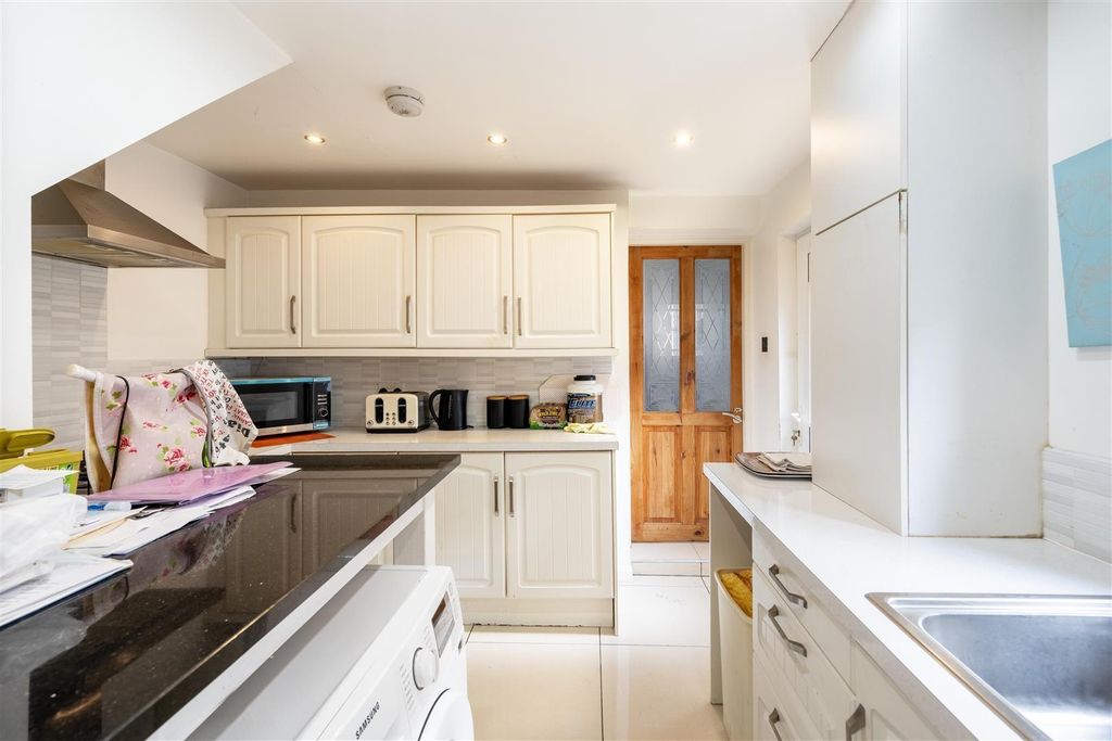 Property photo 3 of 8 Kitchen