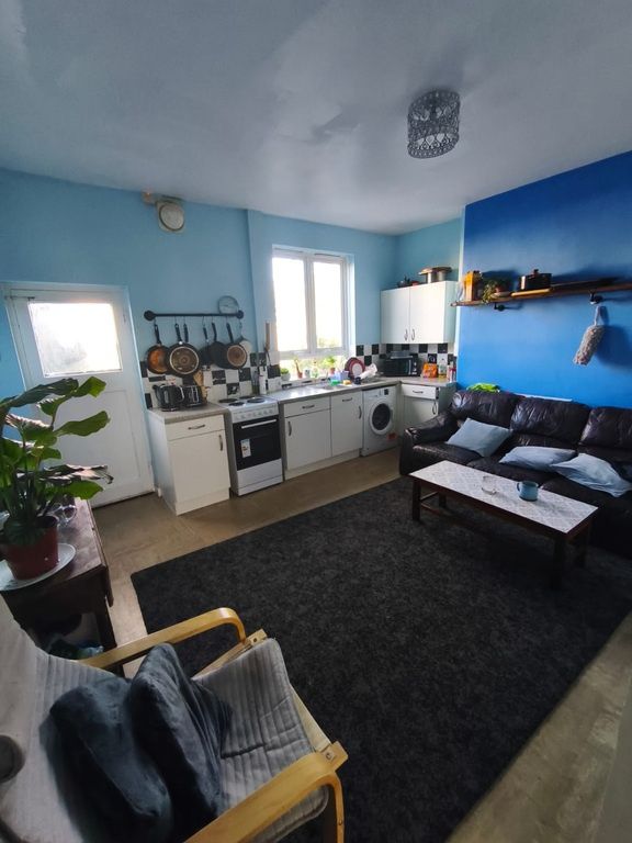 Property photo 2 of 7 Bright Open-Plan Living Area With A Fitted Kitchen...