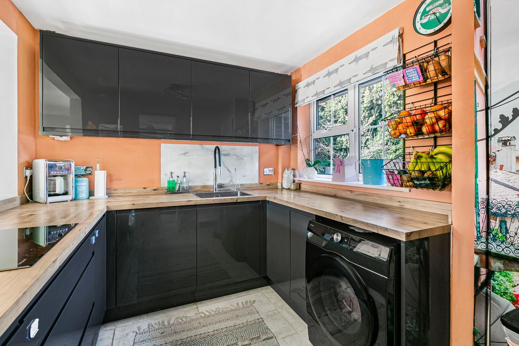 Property photo 3 of 19 Kitchen