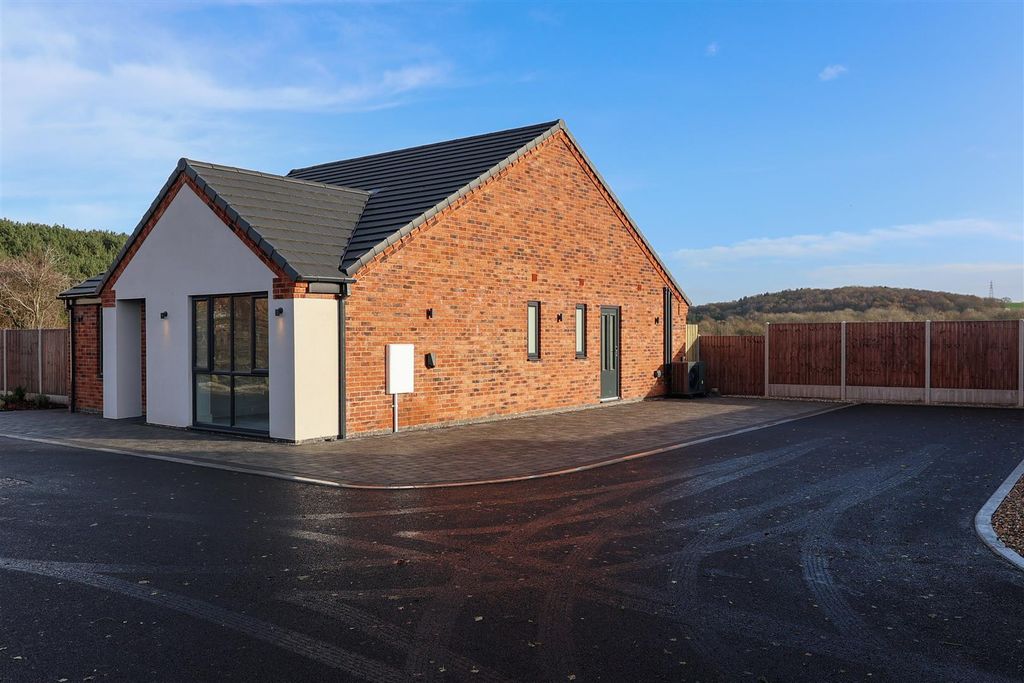 Property photo 2 of 26 Copper Beech Close-2.Jpg